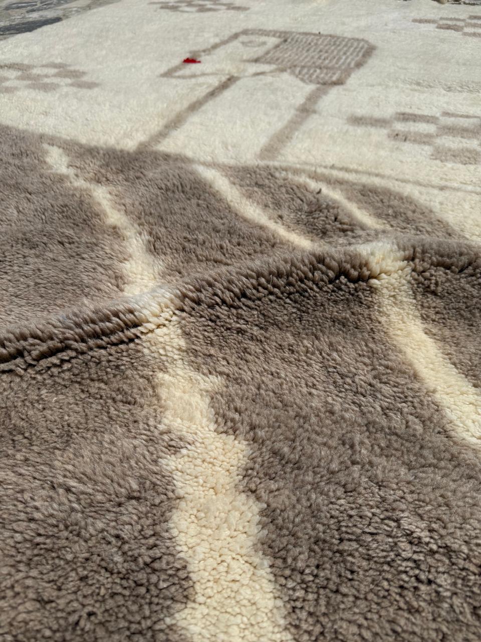 Moroccan Rug : 6 x 9 Feet - Image 5